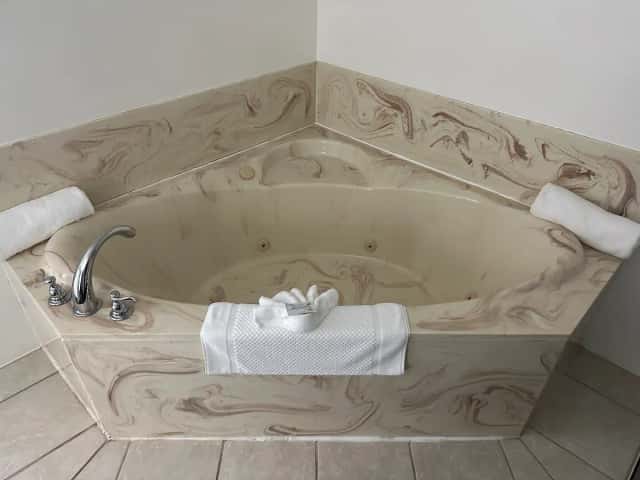 Jetted bathtub at Seven Gables Inn
