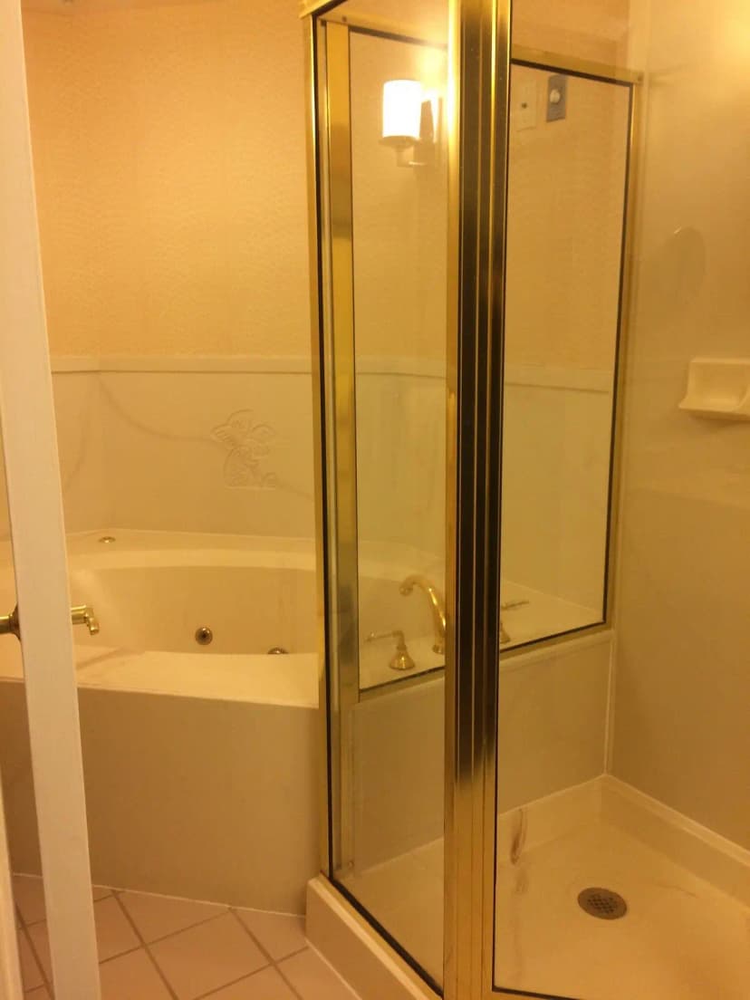 Hotels with jacuzzi in room in Millbrae