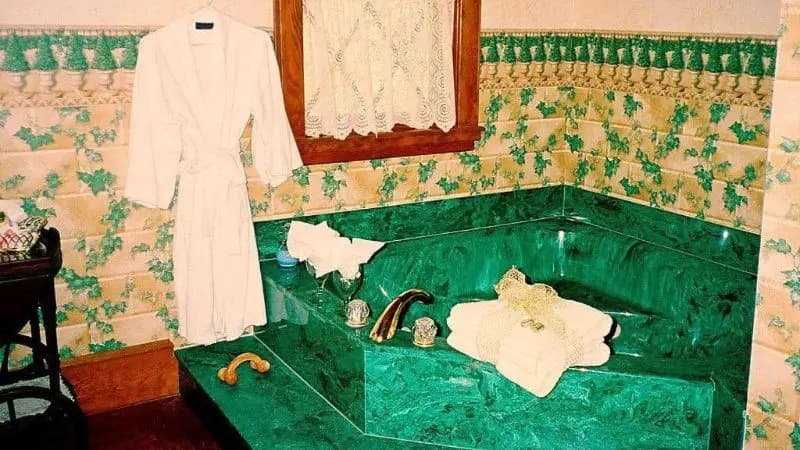 Hotels with jacuzzi in room in Weirsdale