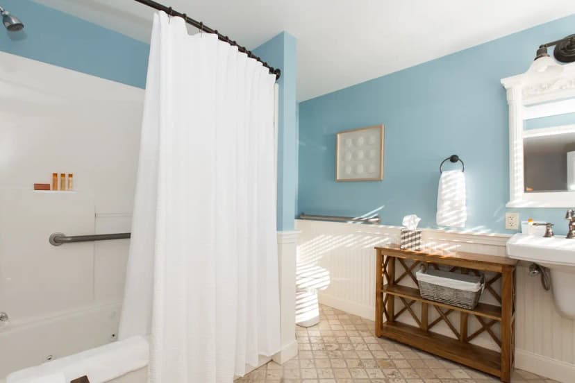 Hotels with jacuzzi in room in Edgecomb