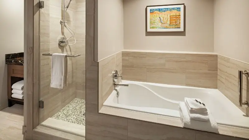 Hotels with jacuzzi in room in Gila River Indian Community