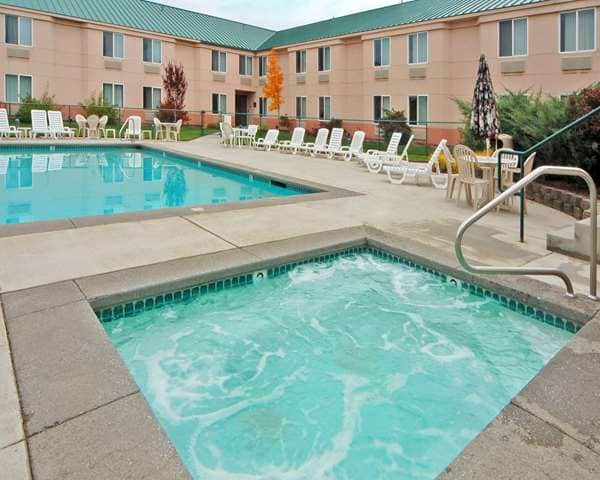 Shared outdoor hot tub at Shilo Inns Bend