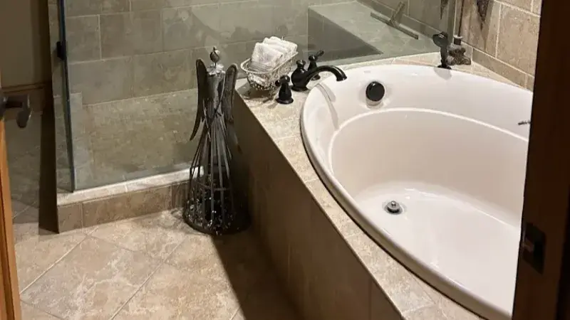 In-room hot tub at Shirley’s Bed And Breakfast in Roanoke, VA