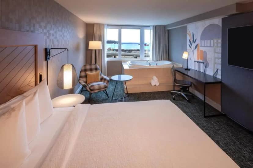 Private in-room jacuzzi in the King Room with Whirlpool at Silver Cloud Hotel – Seattle Stadium