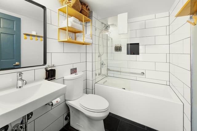Deep soaking bathtub