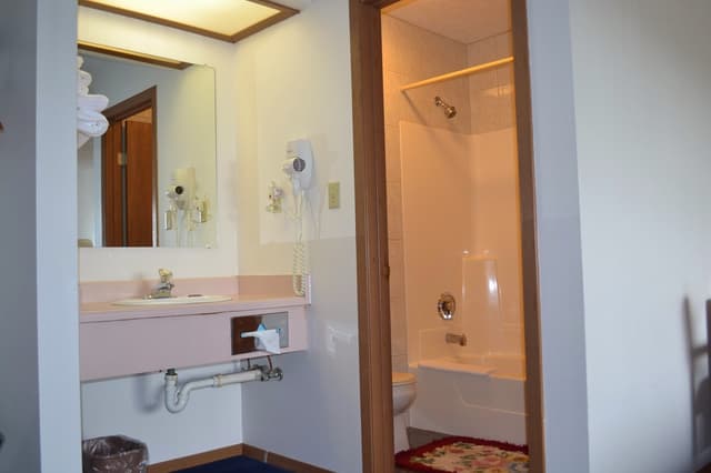 Deep soaking bathtub