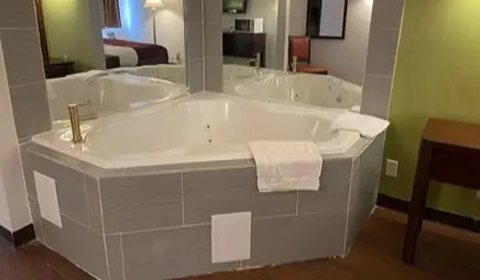 Hotels with jacuzzi in room in Willoughby