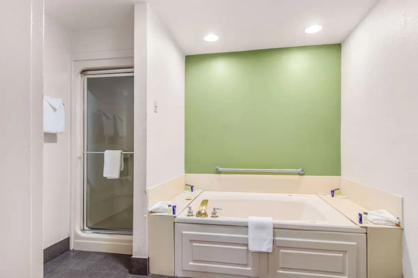 Hotels with jacuzzi in room in Austintown