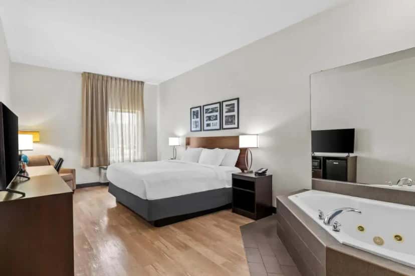 In-room hot tub at Sleep Inn & Suites Hiram - Atlanta Northwest in Hiram, GA