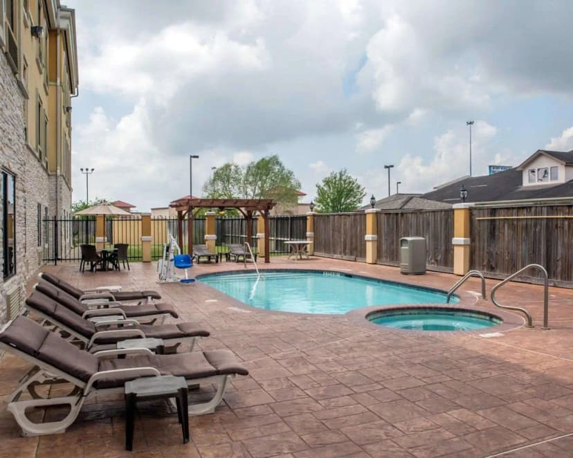 Hotels with jacuzzi in room in Pearland