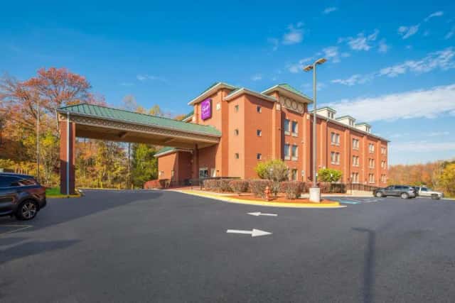 Sleep Inn & Suites Near Joint Base Andrews-Washington Area — guest room