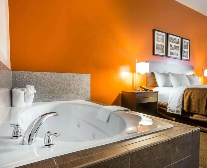 Hotels with jacuzzi in room in Page