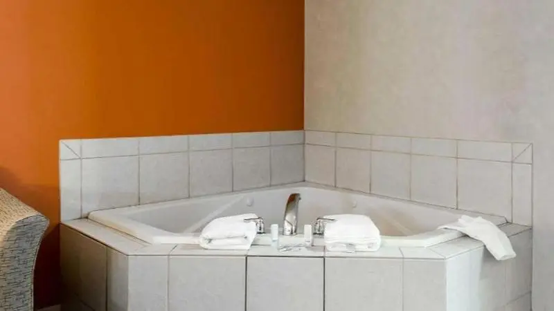 Hotels with jacuzzi in room in Ronks