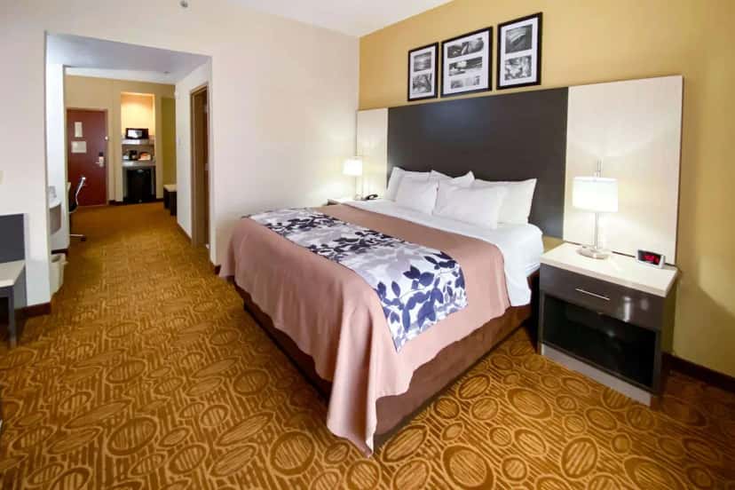 In-room jacuzzi tub at Sleep Inn & Suites Springdale West in Springdale, AR