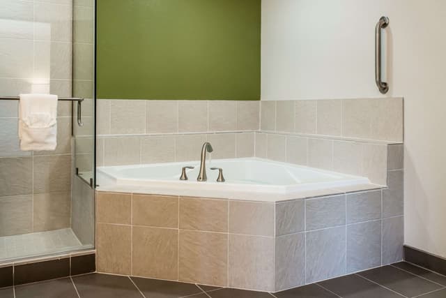 Deep soaking bathtub
