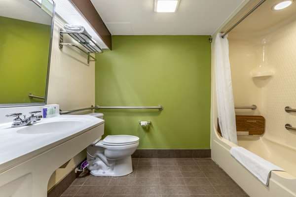 Hotels with jacuzzi in room in Matthews