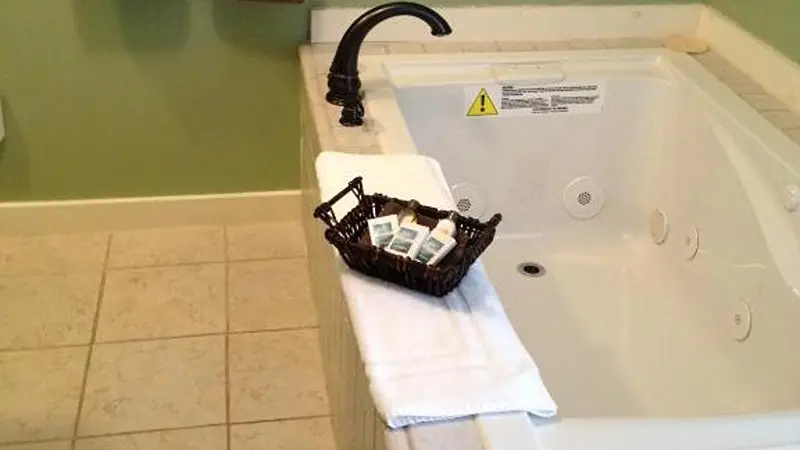 Hotels with jacuzzi in room in Jeffersonville