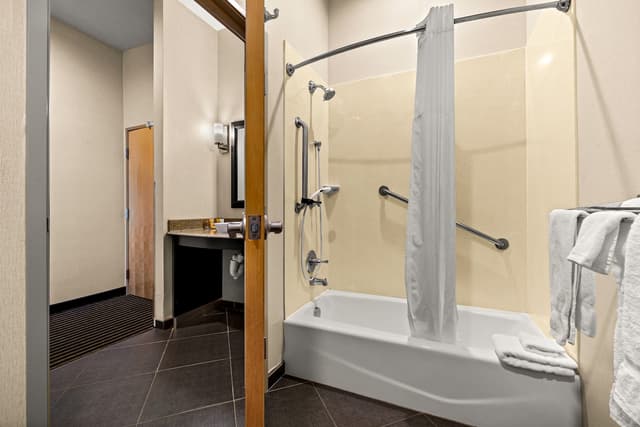 Deep soaking bathtub
