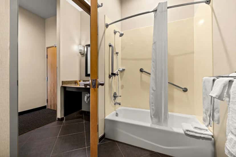 In-room hot tub at Sonesta Essential Indianapolis Airport in Plainfield, IN