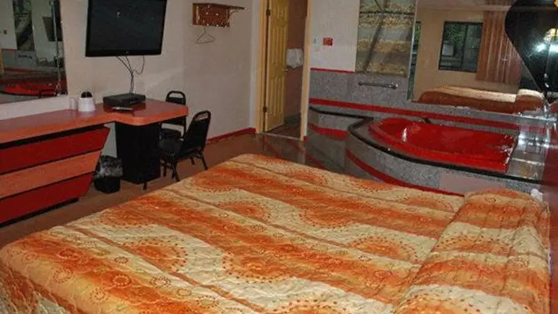 Hotels with jacuzzi in room in Copiague