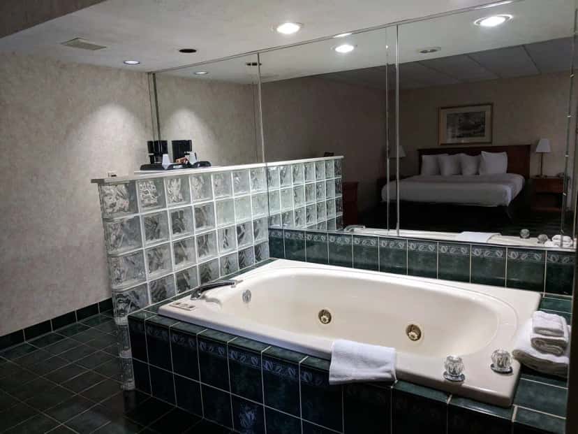 In-room hot tub at South Shore Inn in Sandusky, OH