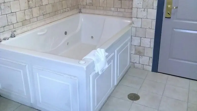 In-room hot tub at Spark By Hilton Redlands in Redlands, CA