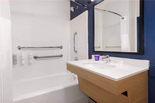 Deep soaking bathtub
