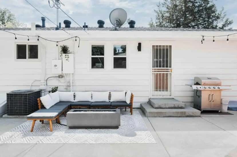 Private outdoor hot tub at Speakeasy, HotTub, Theater - 15 min to Red Rocks - Unique & Private in Northglenn, CO