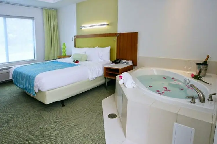 Hotels with jacuzzi in room in Orion