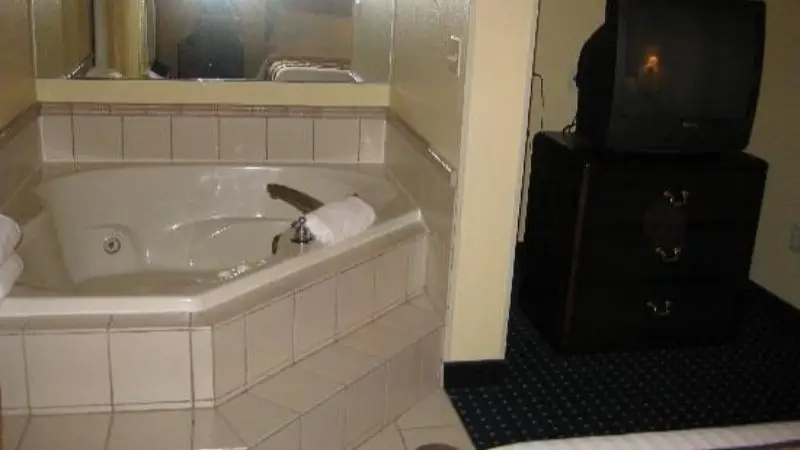 In-room hot tub at SpringHill Suites by Marriott Hershey Near the Park in Hershey, PA