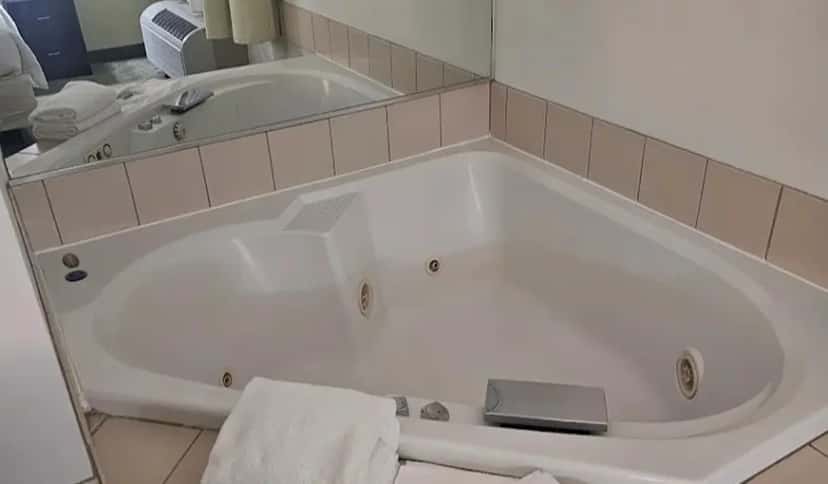 In-room hot tub at SpringHill Suites Los Angeles LAX/Manhattan Beach in Hawthorne, CA