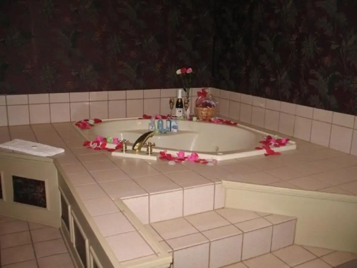 Hotels with jacuzzi in room in Mansfield