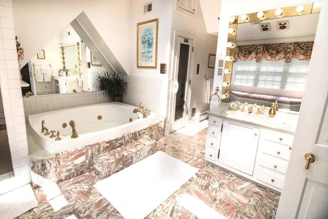 Jetted bathtub at Stafford House