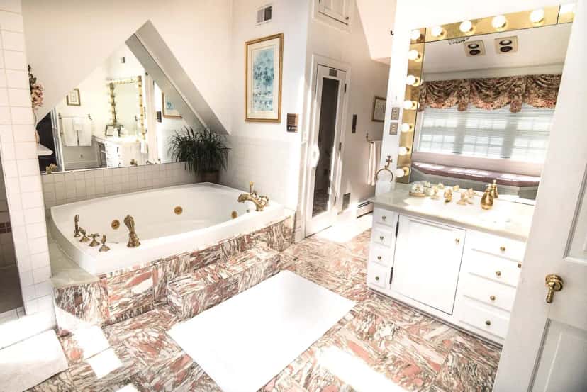 In-room jacuzzi tub at Stafford House in Fairfax, VA