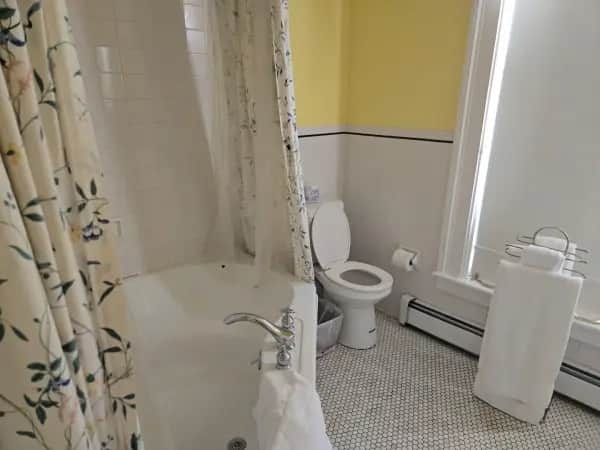 Deep soaking bathtub at Stay Saratoga