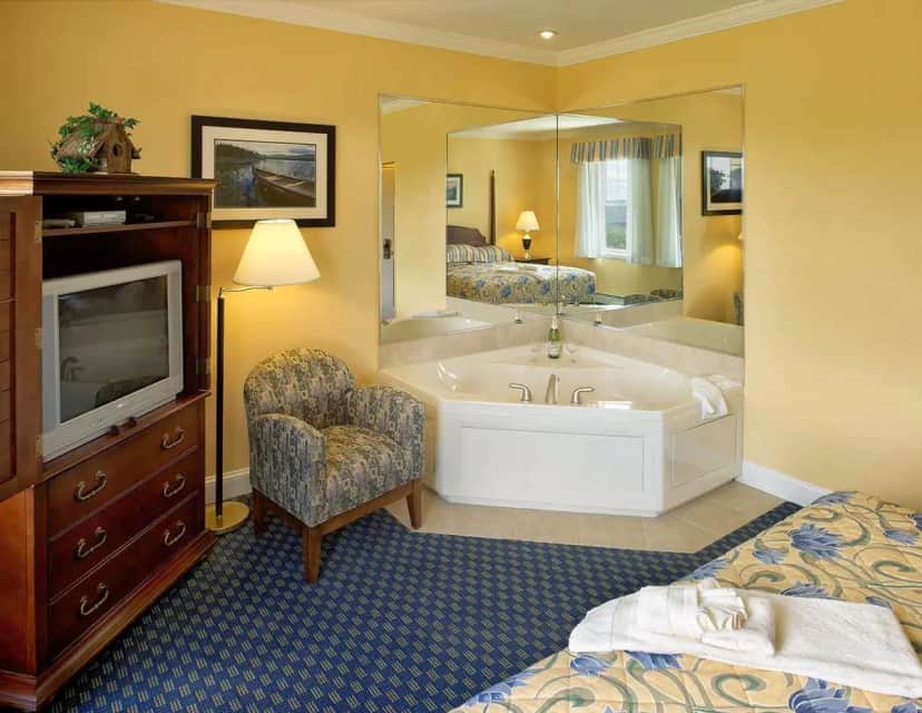 Private in-room jacuzzi at Steele Hill Resorts