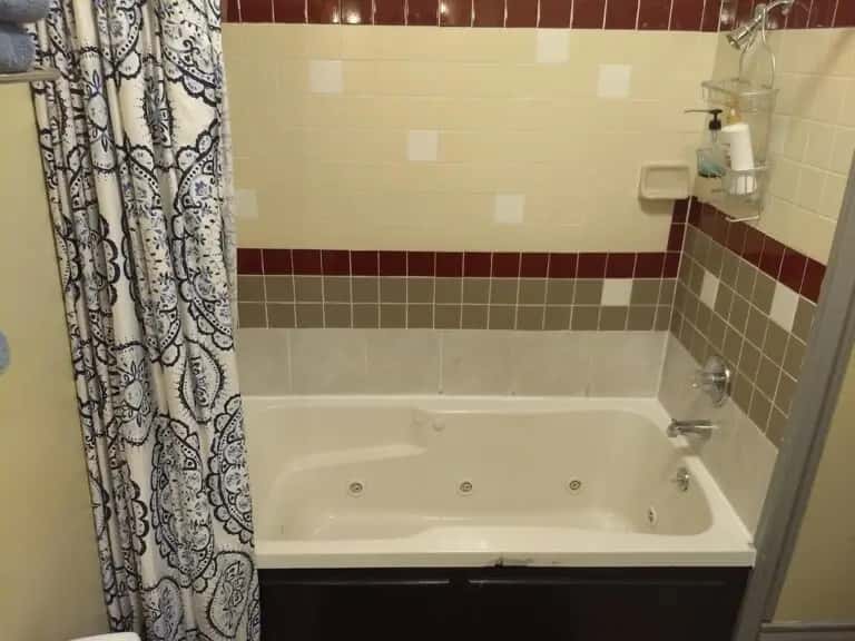 In-room hot tub at Stone Gables Inn in Cleveland, OH