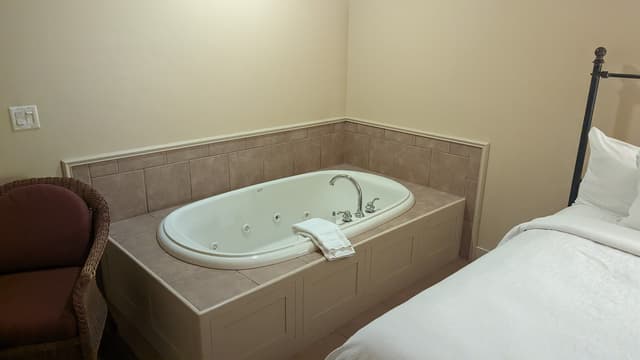 Jetted bathtub