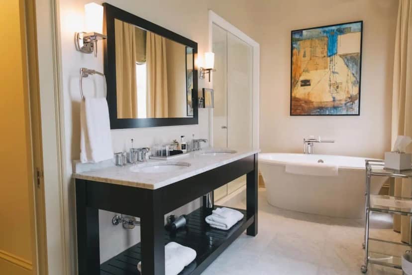 Deep soaking bathtub at Stonehurst Place