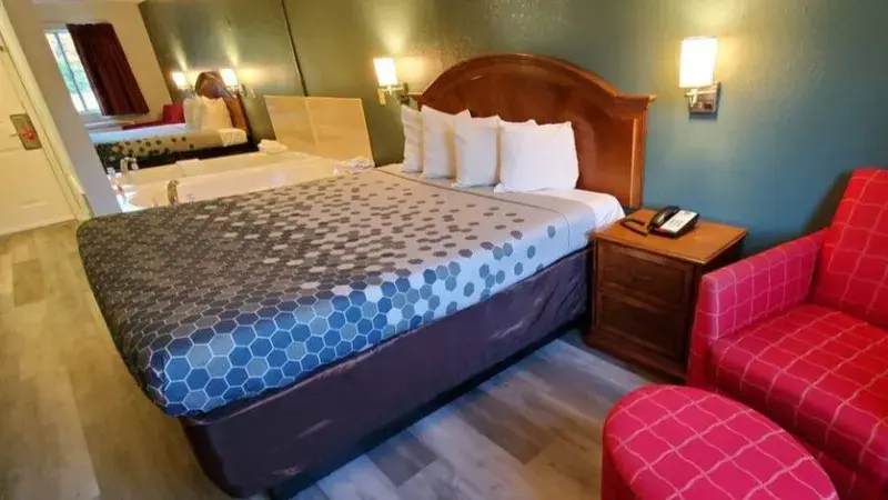 Hotels with jacuzzi in room in Carrollton