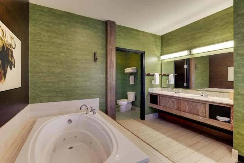 In-room hot tub at Stoney Creek Hotel Kansas City – Independence in Independence, MO