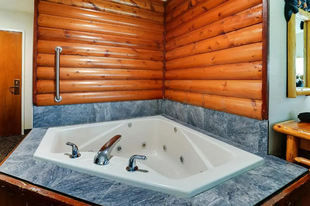 Hotels in East Peoria with a jacuzzi in the room