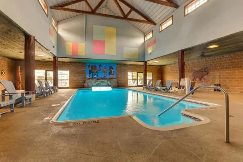 In-room hot tub at Stoney Creek Inn – Quincy in Quincy, IL