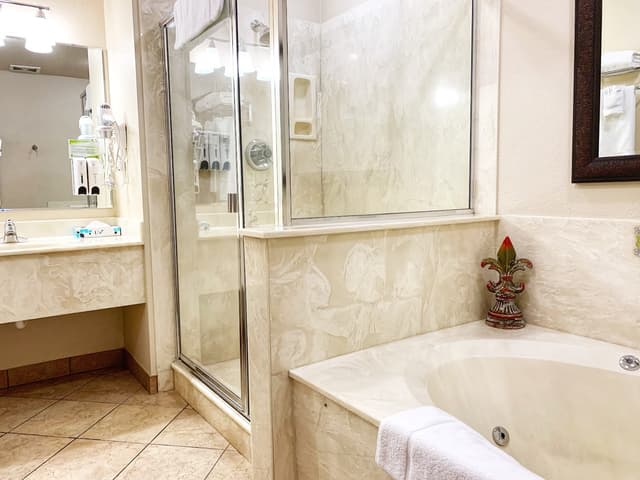 Deep soaking bathtub