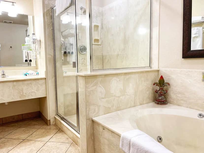 Deep soaking bathtub at Stratford Inn - Ashland