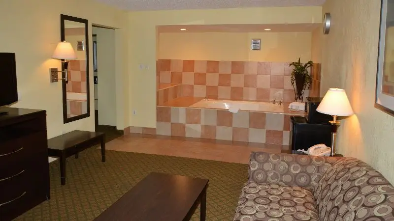 Hotels with jacuzzi in room in North Richland Hills