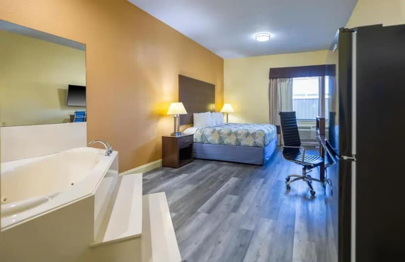 Hotels with jacuzzi in room in La Porte