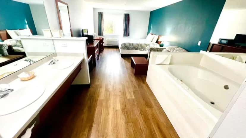 In-room hot tub at Studio 6 Suites Portland OR I-5 OHSU in Portland, ME