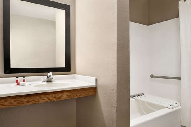 Deep soaking bathtub