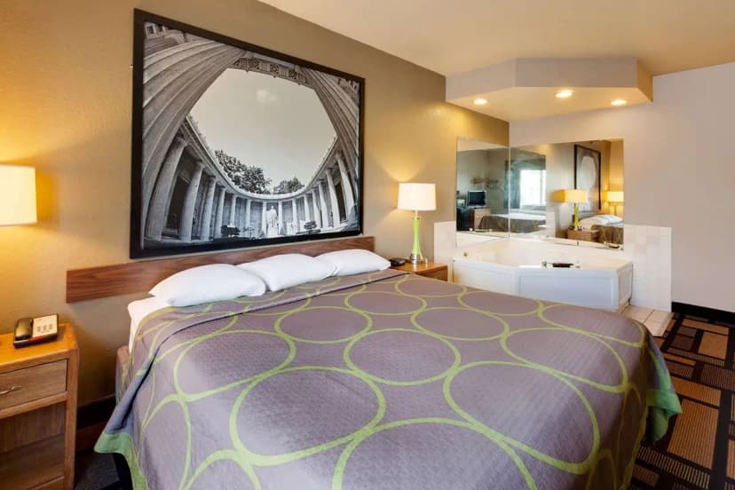 Hotels with jacuzzi in room in Green